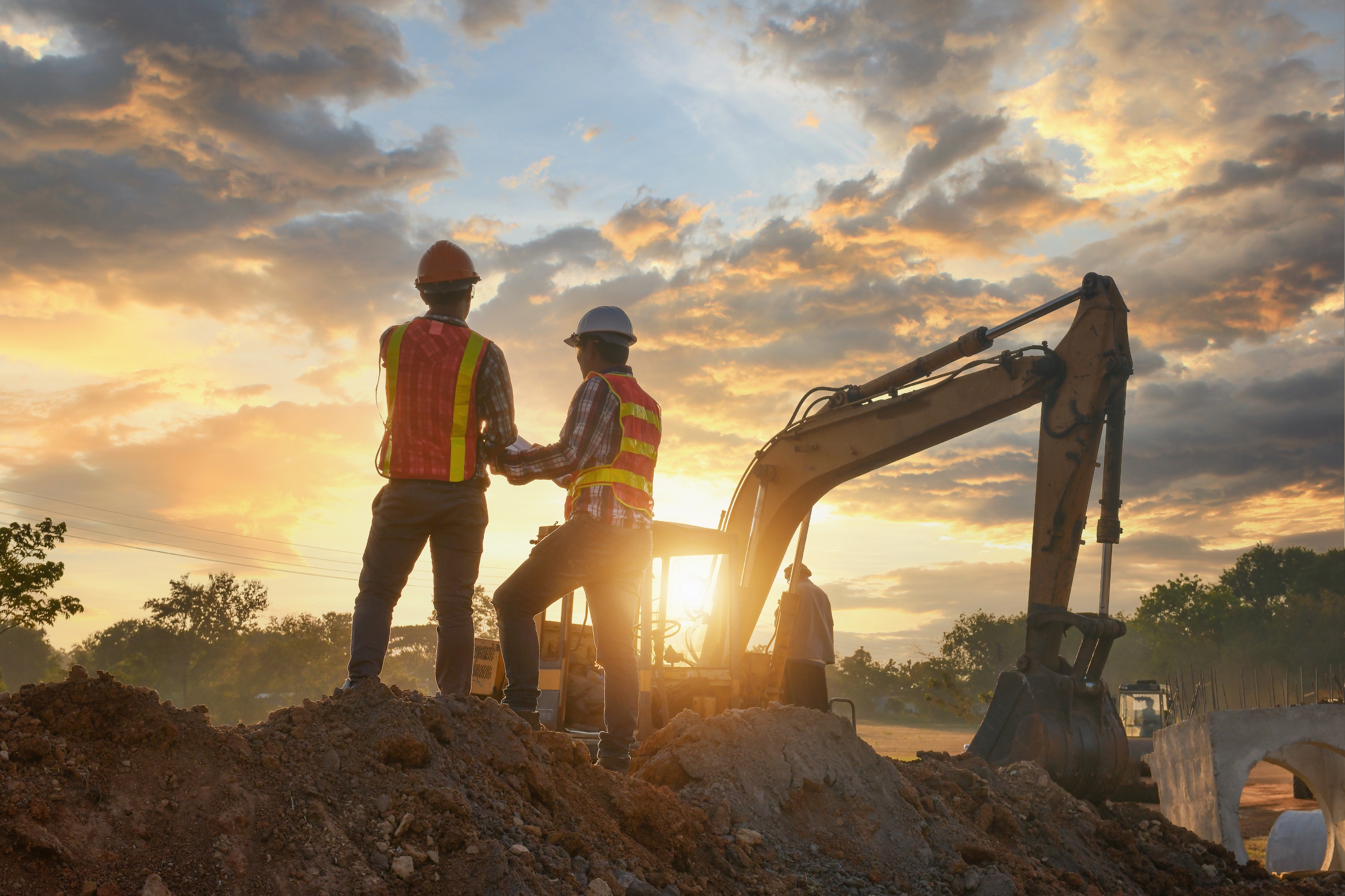 Chantier d'assainissement sous couché de soleil