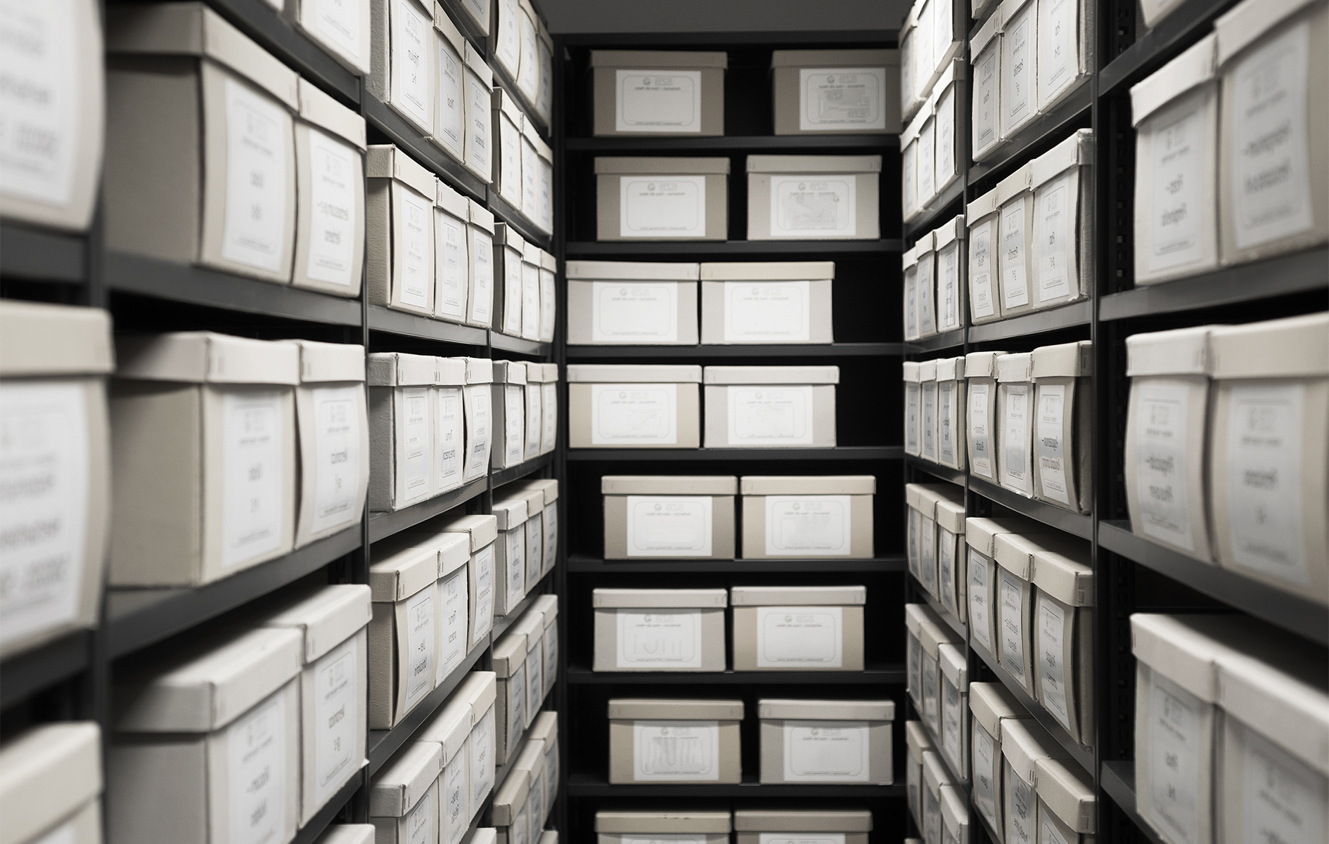 Racks contenant des boites d'archives